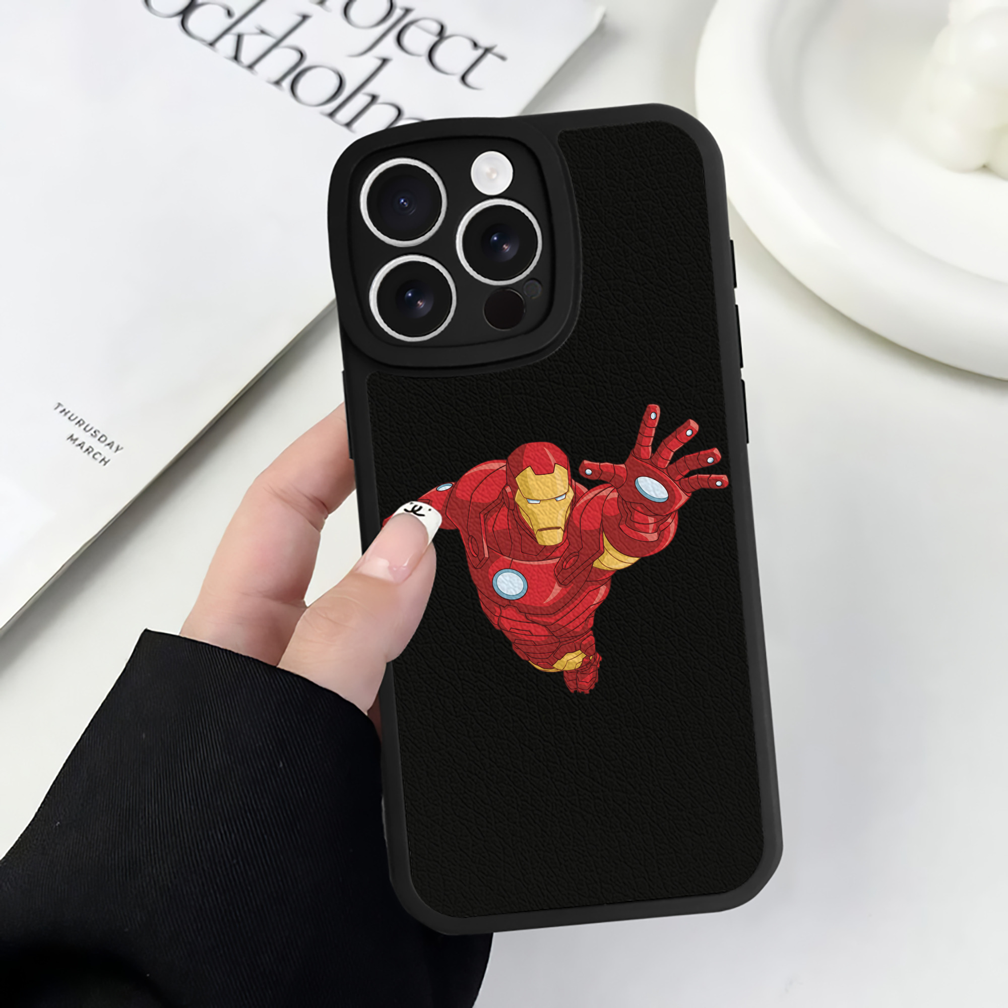 （画像用） アベンジャーズ The Avengers 【iPhone 16シリーズ対応】シリコンスマホケース（レザー調） 材質：シリコン